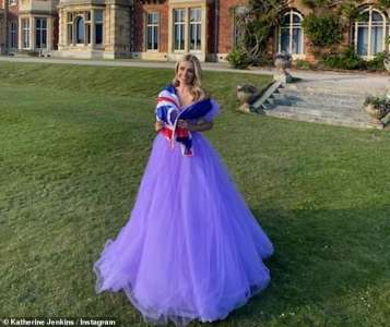 Katherine Jenkins étourdit dans une élégante robe en maille violette avant le spectacle Sandringham Platinum Jubilee