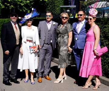 Les amateurs de course glamour portent des chapeaux de déclaration alors que Royal Ascot démarre