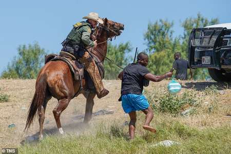 Quatre agents à cheval renvoyés pour mesures disciplinaires pour des photos de rênes de migrants haïtiens