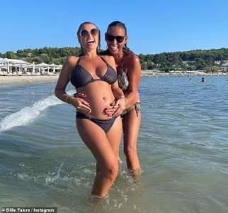 Enceinte, Billie Faiers montre sa bosse de bébé alors qu’elle profite du soleil avec sa mère Suzie Wells