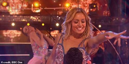 Les danseurs professionnels de Strictly montrent leurs mouvements dans des tenues glamour dans la première bande-annonce