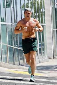 Colin Farrell présente sa forme ciselée tout en allant courir à West Hollywood