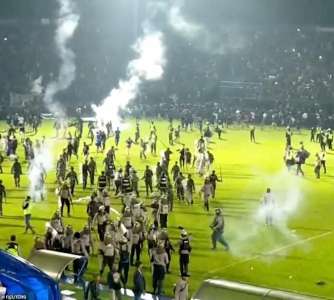 Bousculade lors d’un match de football indonésien : au moins 174 personnes piétinées à mort et 300 blessées