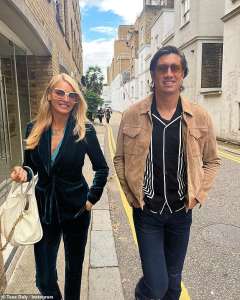 Vernon Kay a l’air moins qu’impressionné en attendant sa femme Tess Daly alors qu’elle fait ses courses