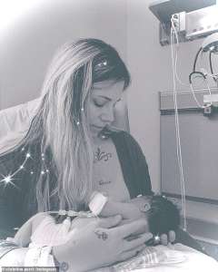 Christina Perri accueille un deuxième enfant avec son mari Paul Costabile après des complications de grossesse