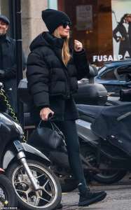 Rosie Huntington-Whiteley s’enveloppe bien au chaud dans un manteau matelassé noir