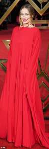Margot Robbie respire la sophistication dans une robe rouge dos nu Valentino à la première de Babylon
