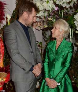 Liam Neeson parle avec émotion de son ex-petite amie Helen Mirren la décrivant comme une «femme remarquable»