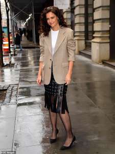 Katie Holmes fait tourner les têtes dans un étrange combo jupe en cuir noir et blazer pour une sortie à New York