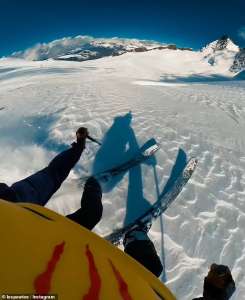 Moment où un skieur français tombe dans une énorme crevasse dans les Alpes suisses