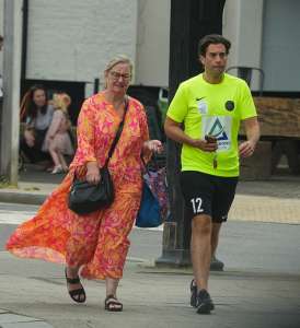 James Argent présente sa silhouette amincie en haut jaune fluo et short noir dans l’Essex