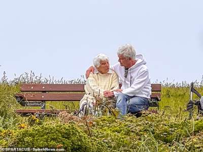 Phillip Schofield tient une veillée au chevet de l’hôpital de sa mère après qu’un homme de 87 ans soit tombé gravement malade