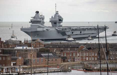 Le plus grand navire de guerre britannique revient enfin au port: le porte-avions HMS Prince of Wales de la Royal Navy frappé de 3,2 milliards de livres sterling rentre chez lui près d’un an après sa panne