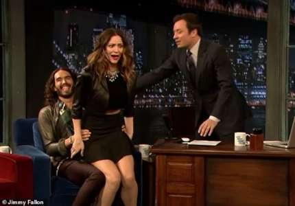 “C’était inoffensif”: Katharine McPhee nie que Russell Brand l’ait mise mal à l’aise en la faisant rebondir sur ses genoux lors de l’émission Tonight Show en 2013 – comme l’animateur Jimmy Fallon le dit en 