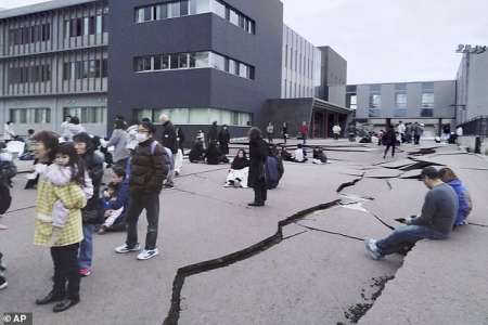 Le Japon se prépare à un tsunami de 16 pieds : les habitants terrifiés fuient vers des terres plus élevées au milieu d’évacuations massives alors que les premières vagues s’abattent sur la côte ouest après un s