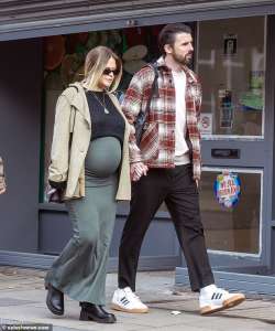 Emily Atack, très enceinte, habille son baby bump d’une jupe longue kaki lors d’une promenade avec son petit ami Alistair Garner avant sa date d’accouchement.