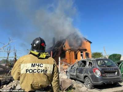 Aujourd’hui, la Russie bombarde également les Russes : le ministère de la Défense révèle que les aviateurs de Poutine attaquent par erreur à plusieurs reprises leurs propres civils avec d’énormes bombes planantes.