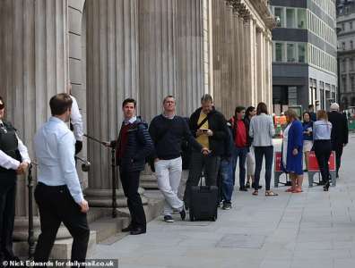 Des collectionneurs passionnés arrivent tôt à la Banque d’Angleterre pour mettre la main sur les premiers billets du roi Charles III