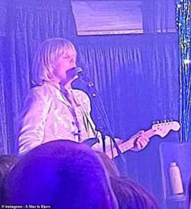 Dominic Cooper, l’ancien partenaire de longue date de Susanna Reid, forme le groupe hommage à ABBA appelé A Star Is Bjorn alors qu’il porte un ensemble blanc métallique pour son dernier concert