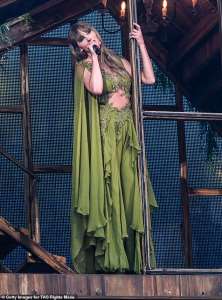 Taylor Swift rend ses fans fous en représentant les couleurs irlandaises en portant des tenues vertes surprises pour son premier spectacle du Dublin Eras Tour