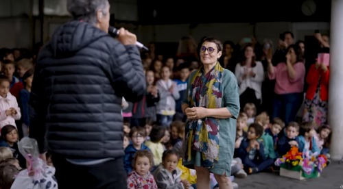 Julien Clerc fait une surprise émouvante à une directrice d'école à Vincennes