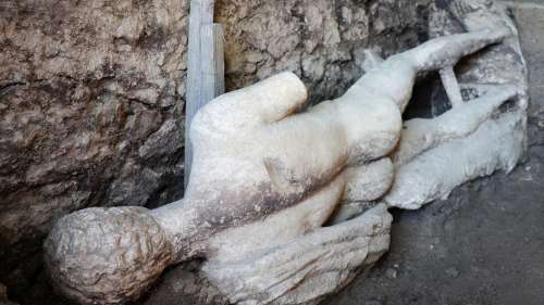 Une statue en marbre du dieu Hermès découverte par des archéologues bulgares dans un égout