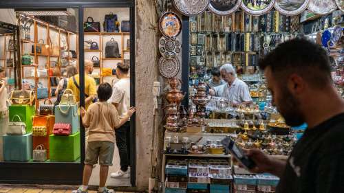 Le grand bazar d'Istanbul perd ses artisans traditionnels sous la pression des vendeurs de contrefaçons