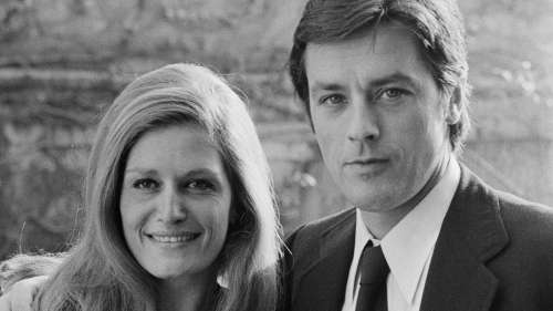 Duos avec Dalida, Shirley Bassey, Françoise Hardy... La carrière de chanteur d'Alain Delon