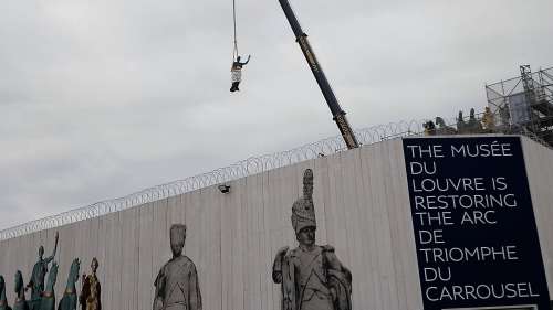 Au Louvre, la restauration de l'arc du Carrousel prend son envol