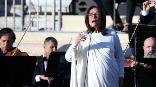 « Je crois que j’en ai assez fait » : Nana Mouskouri et la scène, c’est fini ou presque