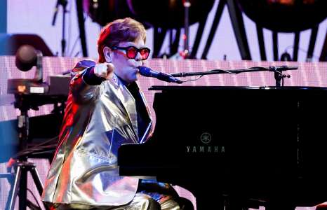 «Jouer pour vous a été ma raison de vivre» : les adieux d’Elton John à son public pour le dernier concert de sa carrière