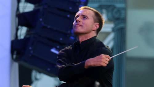 Le chef d'orchestre Vasily Petrenko partage son inquiétude pour les membres de sa famille restés en Ukraine