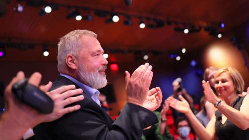 La médaille du Prix Nobel de la paix Dmitri Mouratov vendue 103,5 millions de dollars