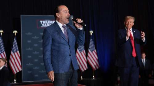 Qui est Lee Greenwood, le chanteur country de l’hymne victorieux de Donald Trump ?