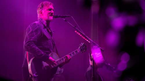 Queens of the Stone Age annule le reste de sa tournée en raison de la santé de son chanteur, Josh Homme