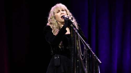 « Ne les laissez pas prendre votre pouvoir » : Stevie Nicks défend le droit à l’avortement en chanson 