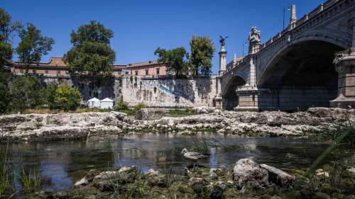 À Rome, les vestiges du pont de Néron affleurent et témoignent des rudesses du climat en Italie