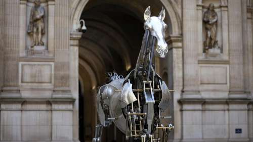 Le cheval métallique de la cérémonie d’ouverture de JO exposé au château de Versailles