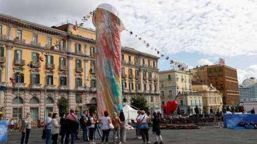 Un phallus de 12 mètres aux couleurs de la Commedia dell’Arte fait débat à Naples