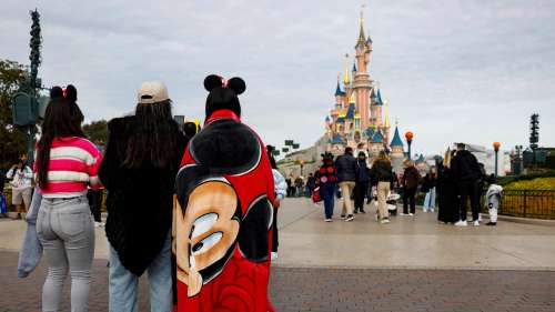 Disneyland Paris : la parade de Noël devient payante pour être les mieux placés