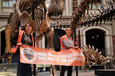 Écologie : des bâtiments peinturlurés à Londres, une expo sur les dinosaures ciblée à Berlin