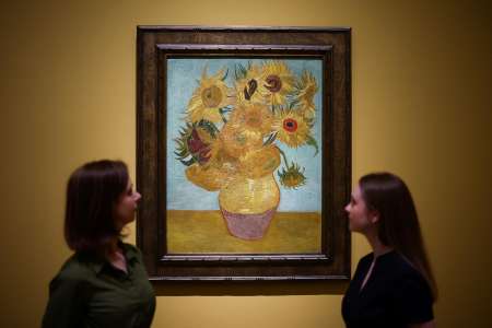 La National Gallery de Londres réunit les Tournesols pensés en triptyque par Van Gogh