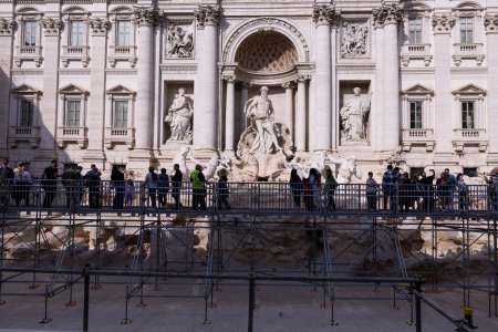 Rome : inauguration d’une passerelle qui enjambe la fontaine de Trevi le temps de sa rénovation