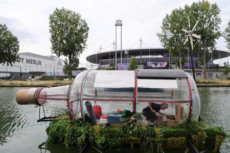 Au Stade de France, Abraham Poincheval participe aux JO dans une bouteille géante