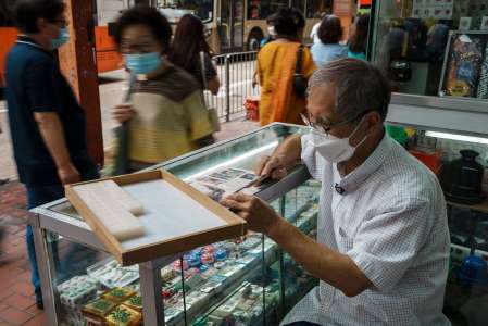 À Hong Kong, l'un des derniers graveurs de Mah-jong décore encore ses tuiles à la main