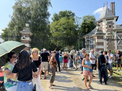 «C’était un homme d’honneur» : à Douchy, les fans d’Alain Delon lui rendent un dernier hommage