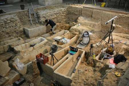 Un sarcophage mérovingien ouvert par des archéologues dans une église de Chartres