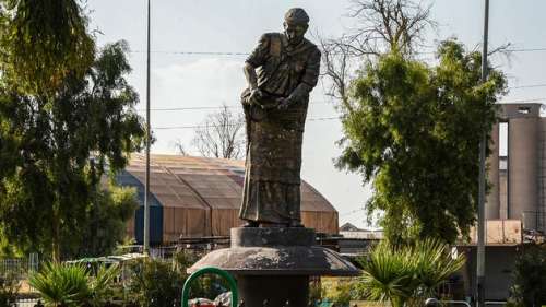 À Mossoul, les statues sont remises sur pied pour effacer le souvenir des djihadistes