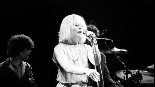 Debbie Harry, l'iconique chanteuse de Blondie, regarde son passé dans Face It