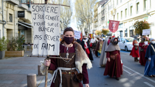 «Sire! On en a gros!» : Les professionnels des reconstitutions historiques manifestent en costume à Avignon